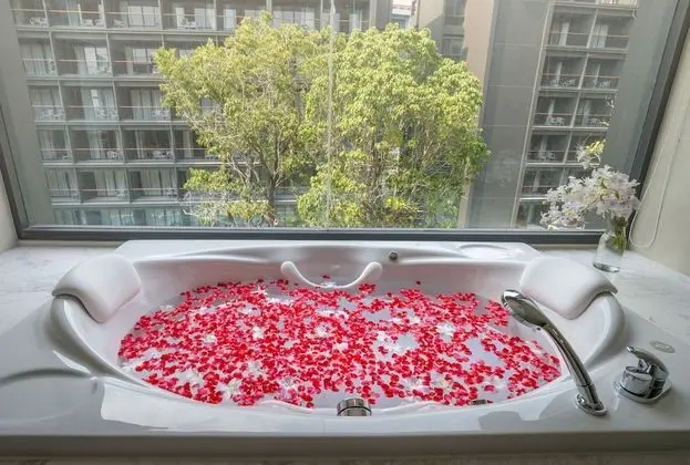 Deluxe Premier Pool View