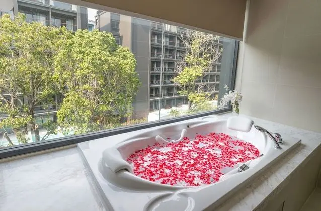 Deluxe Premier Pool View