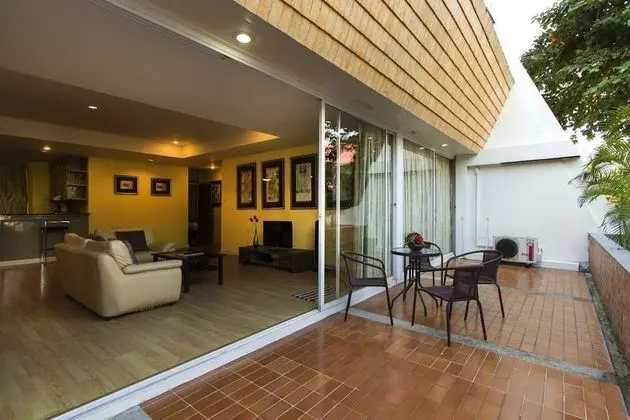 Deluxe Veranda Suite Room