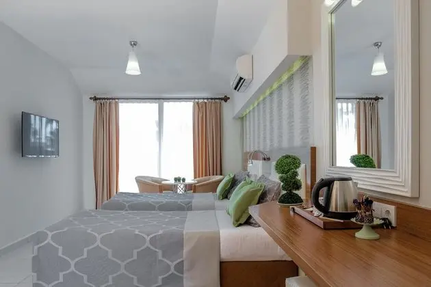 Havuz Tarafı Arada Cadde Oda