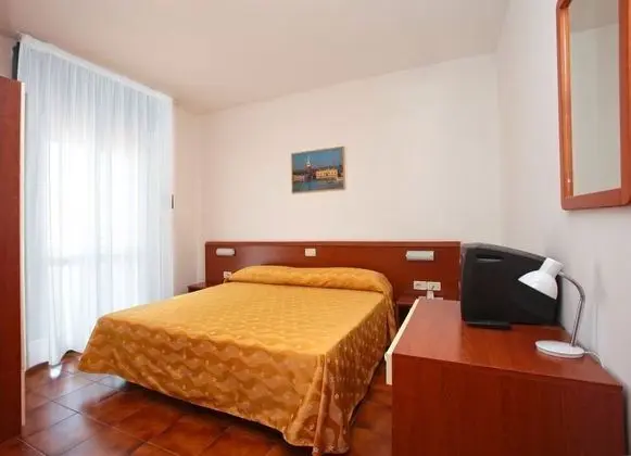 Tek Büyük veya İki Ayrı Yataklı Oda, Balkon, Deniz Manzaralı