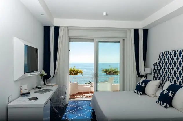 Deluxe Tek Büyük veya İki Ayrı Yataklı Oda, Balkon, Deniz Manzaralı