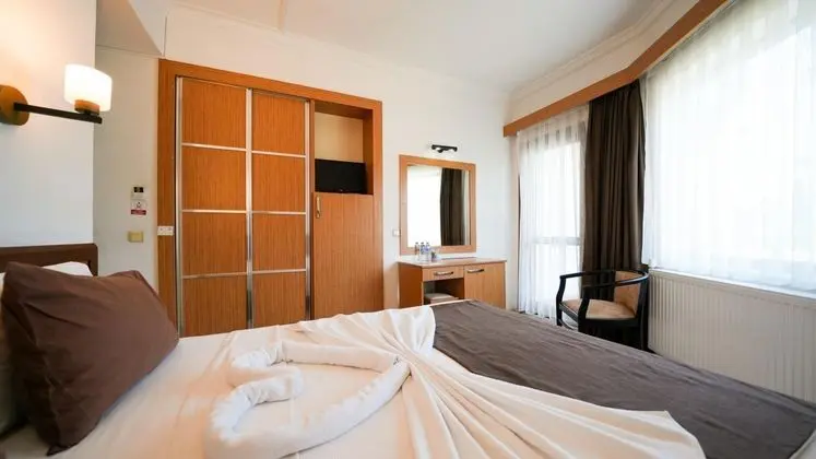 Çift Kişilik, Göl Manzaralı