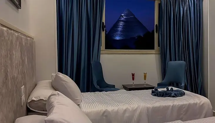 Deluxe Tek Büyük veya İki Ayrı Yataklı Oda (Pyramid View)
