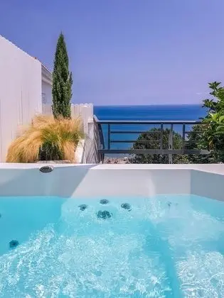 Exclusive Suite with Outdoor Hot Tub and Sauna - Sea View