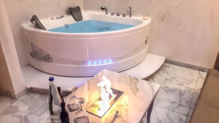 Exclusive Suite with Outdoor Hot Tub and Sauna - Sea View