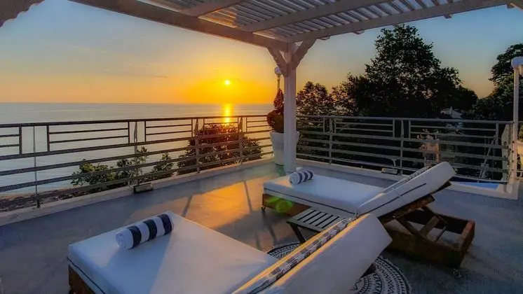 Master Sky Suite with Outdoor Hot Tub and Sauna - Sea View