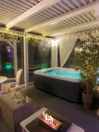 Master Sky Suite with Outdoor Hot Tub and Sauna - Sea View