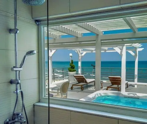 Master Sky Suite with Outdoor Hot Tub and Sauna - Sea View