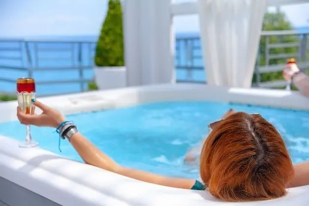 Panoramic Suite with Outdoor Jetted Tub - Front Sea View