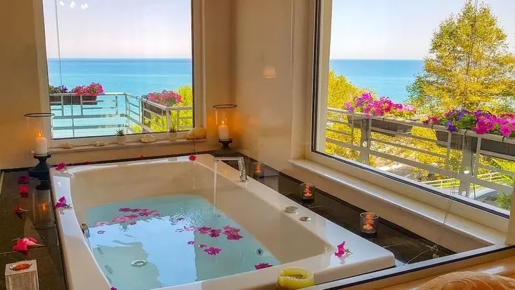 Panoramic Suite with Outdoor Jetted Tub - Front Sea View
