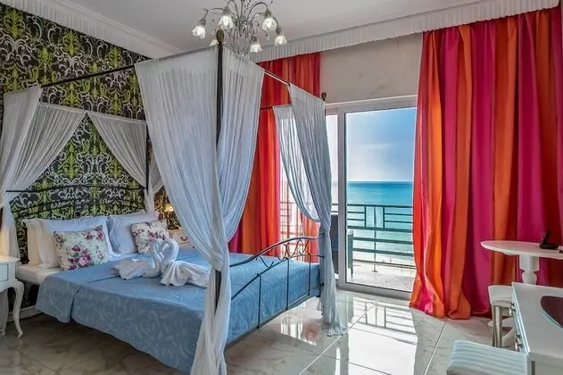 Panoramic Suite with Outdoor Jetted Tub - Front Sea View