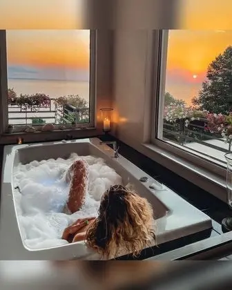 Panoramic Suite with Outdoor Jetted Tub - Front Sea View