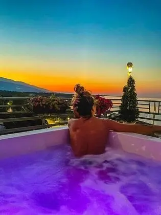 Panoramic Suite with Outdoor Jetted Tub - Front Sea View