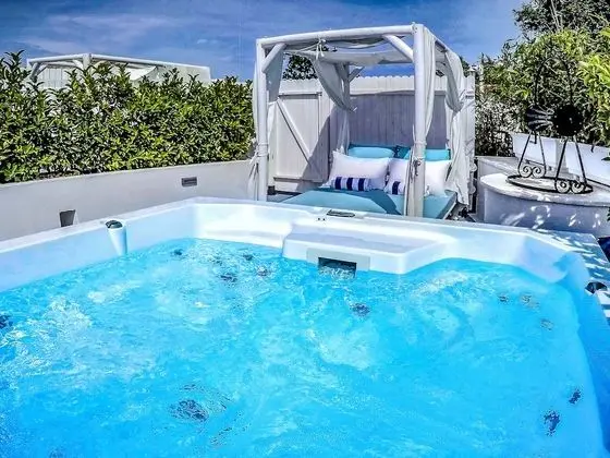 Panoramic Suite with Outdoor Jetted Tub - Front Sea View