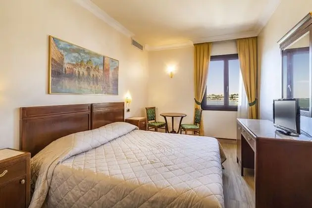 Classic Tek Büyük Yataklı Oda (Partial Canal View)