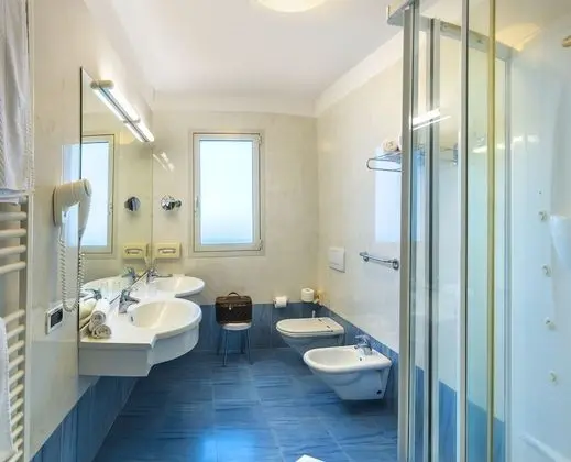 Deluxe Tek Büyük Yataklı Oda, Kısmi Deniz Manzaralı