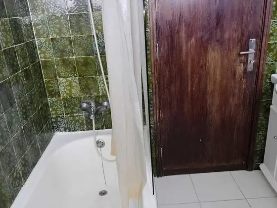 Tek Büyük Yataklı Oda, Ortak Banyo (3)