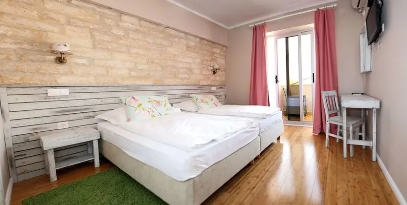 Tek Büyük veya İki Ayrı Yataklı Oda, Balkon