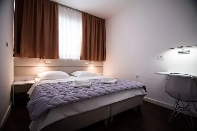 Basic Tek Büyük veya İki Ayrı Yataklı Oda