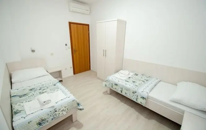 Basic Tek Büyük Yataklı Oda