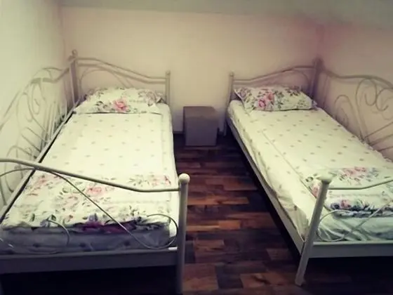 İki Ayrı Yataklı Oda, Ortak Banyo