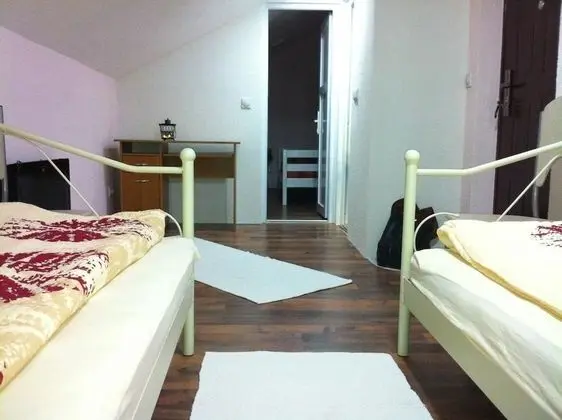 İki Ayrı Yataklı Oda, Ortak Banyo