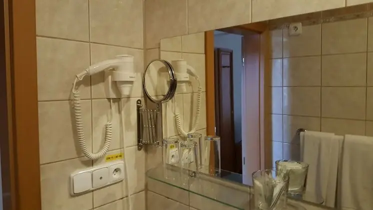 Tek Kişilik Oda, 1 Tek Kişilik Yatak, Avlu