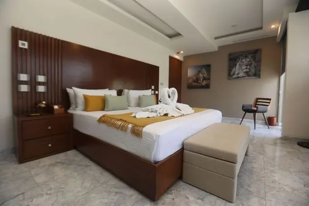 Master Suite with Bathtub