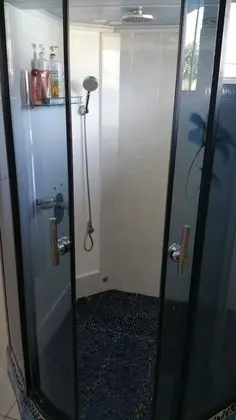 Economy Tek Büyük Yataklı Oda, Ortak Banyo, Bahçe Manzaralı (Tiare Room)