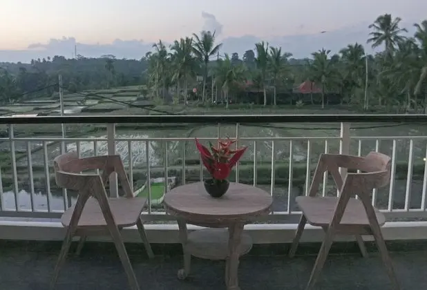 Süit, Balkon (with Rice Field View)