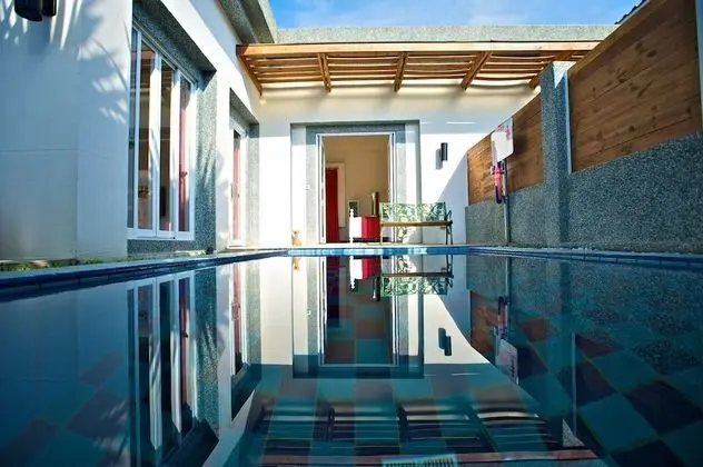 Villa (Earl)