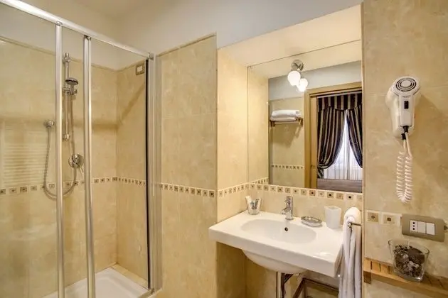 Basic Büyük Yataklı Tek Kişilik Oda