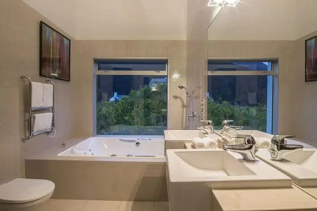 Luxury Villa, 4 Yatak Odası, Sıcak Su Havuzu, Göl Manzaralı