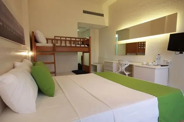 Family Oda, Manzaralı (2 Adults and 2 Children)