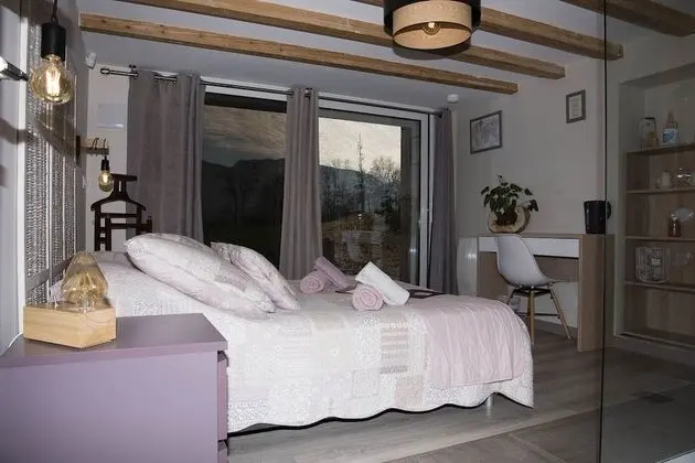 Design Tek Büyük Yataklı Oda, 1 Yatak Odası, Teras, Bahçe Manzaralı (Rose)