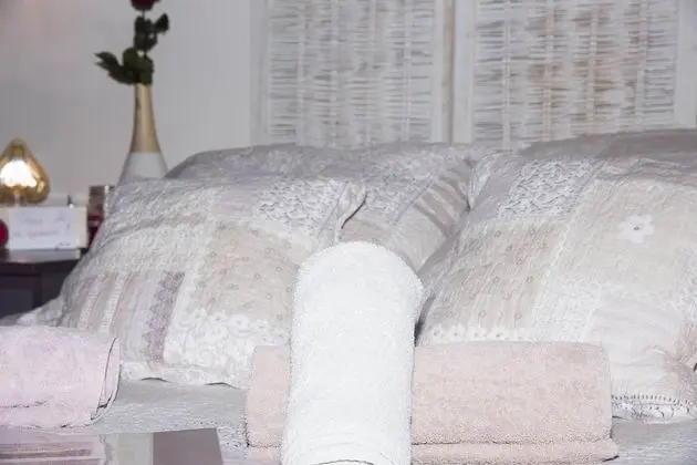 Design Tek Büyük Yataklı Oda, 1 Yatak Odası, Teras, Bahçe Manzaralı (Rose)