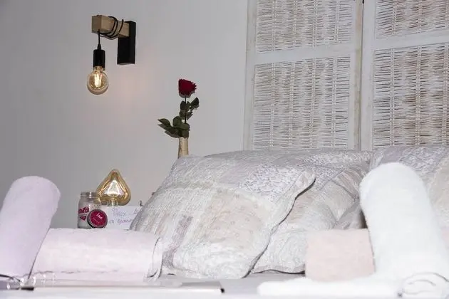 Design Tek Büyük Yataklı Oda, 1 Yatak Odası, Teras, Bahçe Manzaralı (Rose)