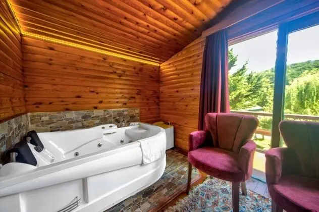 Jakuzili Somineli Deluxe Bungalow