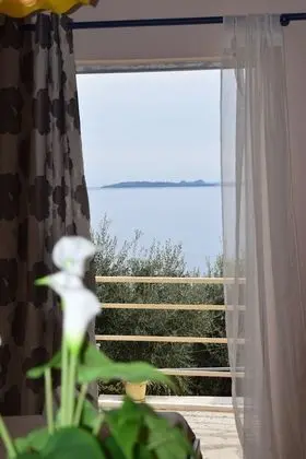 Üç Kişilik Oda, Deniz Manzaralı
