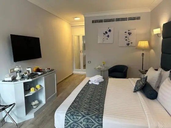 Deluxe Room Ground Floor - Pool Front