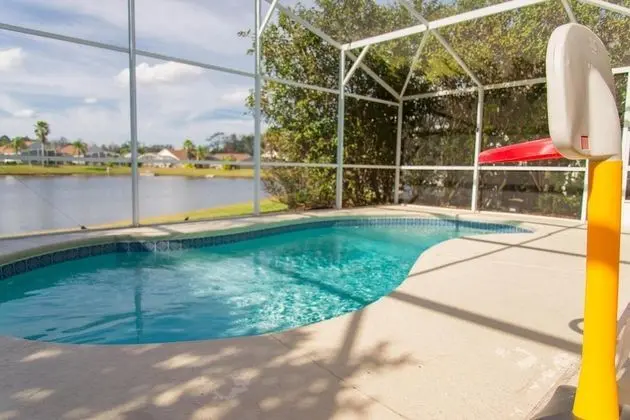 Ev (Fascinating Lake View with private po)