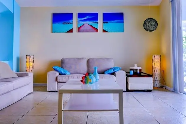 Ev (Fascinating Lake View with private po)