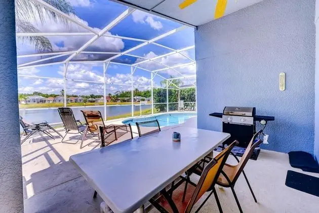 Ev (Fascinating Lake View with private po)