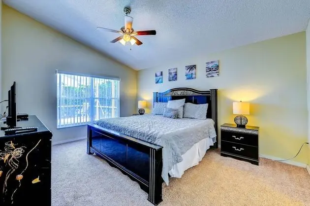 Ev (Fascinating Lake View with private po)