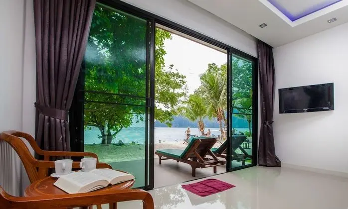 Beachfront Villa Indoor Shower