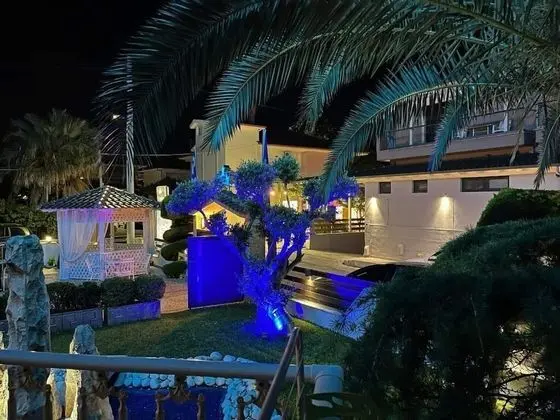 Stüdyo, Bahçe Manzaralı