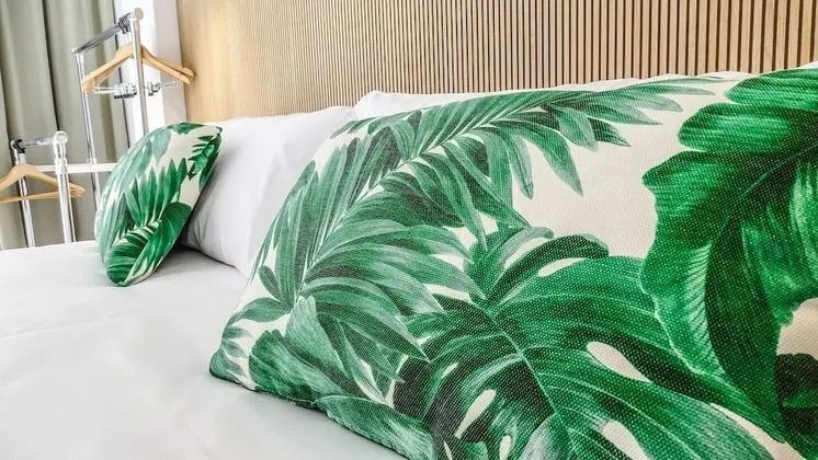 Tek Büyük Yataklı Oda, Balkon, Havuz Manzaralı