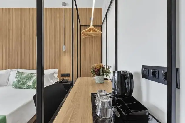 Tek Büyük Yataklı Oda, Balkon, Havuz Manzaralı