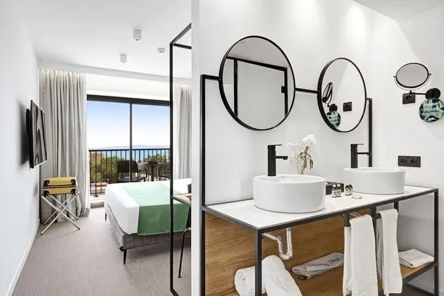 Tek Büyük Yataklı Oda, Balkon, Havuz Manzaralı